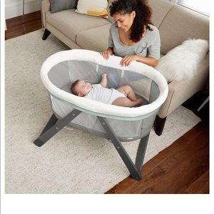 Foldable rocking bassinet